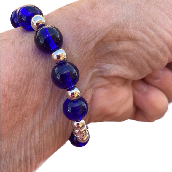 Bead bracelet with Paw Print blue translucent bead Silvertone stretch - Picture 2 of 9